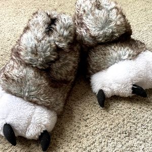 Kids wolf slippers, shoe sizes y 13-3